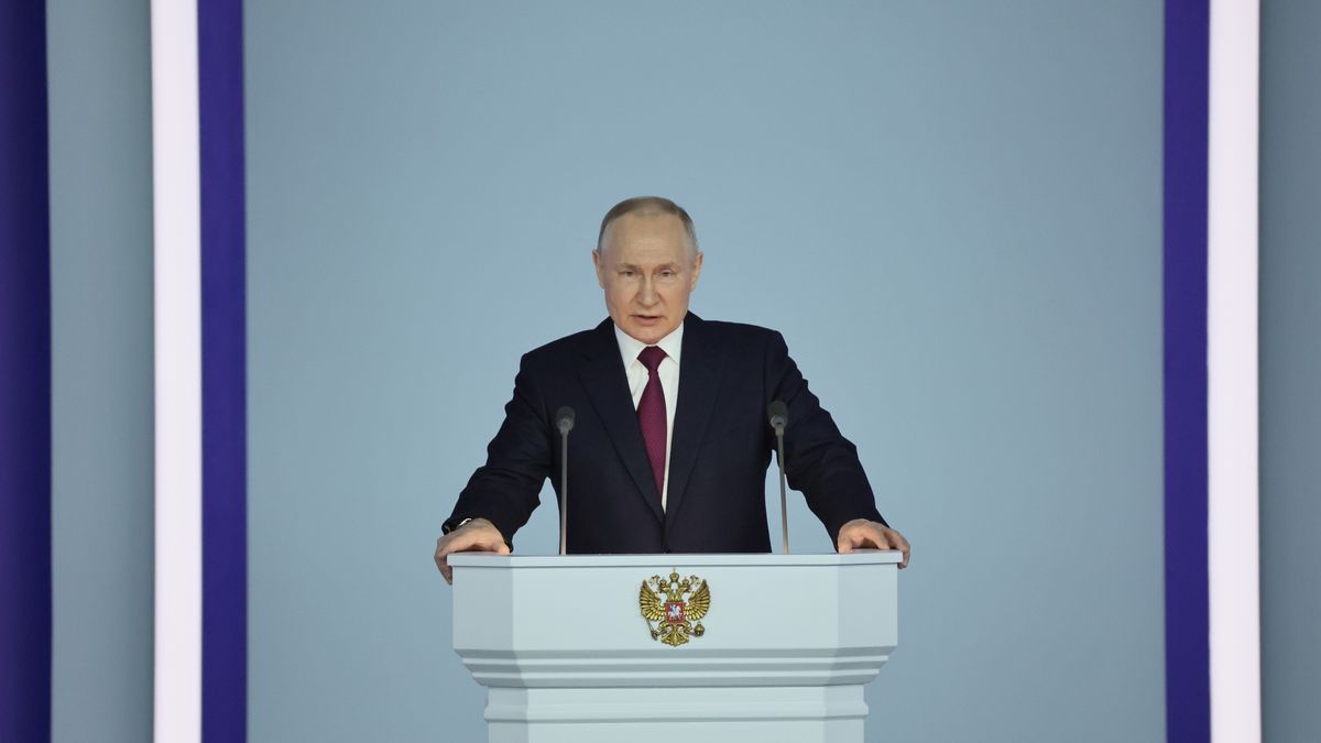 Russia's President Vladimir Putin delivers his annual address before the Federal Assembly at the Gostiny Dvor conference center in Moscow, Russia, 21 February 2023. 'The goal of the West is to inflict a strategic defeat on Russia, to end us once and for all. We will react accordingly, because we are talking about the existence of our country', Putin said during his state of the nation address. About 1,200 people, including lawmakers of Russiaâ��s two-chamber parliament, Government members, heads of the Constitutional and Supreme court, and regional governors, were invited to attend the event. EPA/SERGEY SAVASTYANOV/SPUTNIK/KREMLIN POOL MANDATORY CREDIT Dostawca: PAP/EPA.