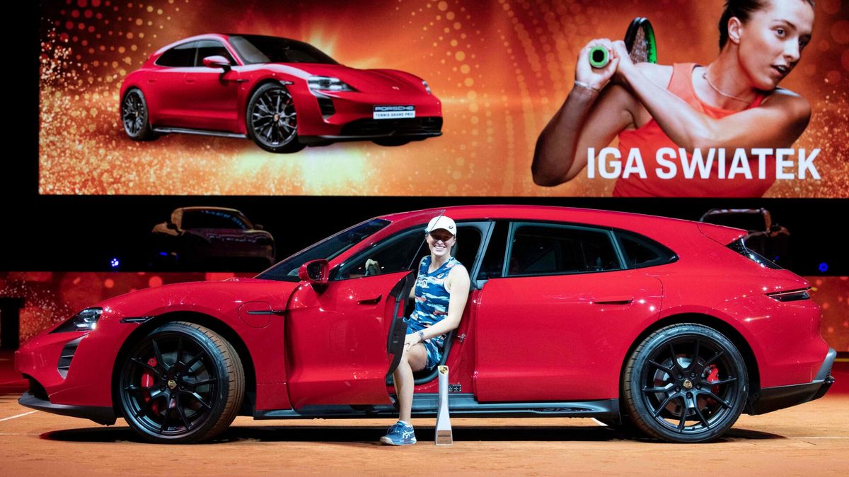 Iga Świątek za zwycięstwo w turnieju WTA w Stuttgarcie otrzyma m.in. elektryczne Porsche Taycan GTS Sport Turismo