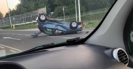Rondo z pniakiem zweryfikowało umiejętności kolejnego kierowcy. Fiat dachował po zderzeniu z mitsubishi