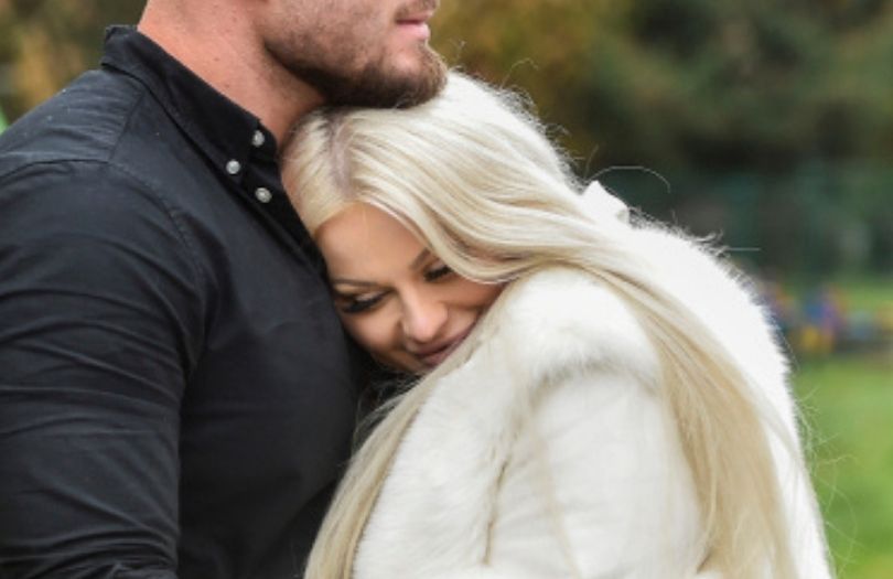 Ewel0na wtula się w nowego chłopaka podczas ustawki z paparazzi