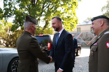 Gen. Mahoney w Warszawie. Spotkał się szefem MON