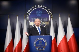 Ile zarabia prezes NBP? W jeden dzień dostaje pensję nauczyciela za cały miesiąc