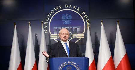 Ile zarabia prezes NBP? W jeden dzień dostaje pensję nauczyciela za cały miesiąc