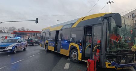 Zderzenie tramwaju z autobusem. Wypadek w Pabianicach
