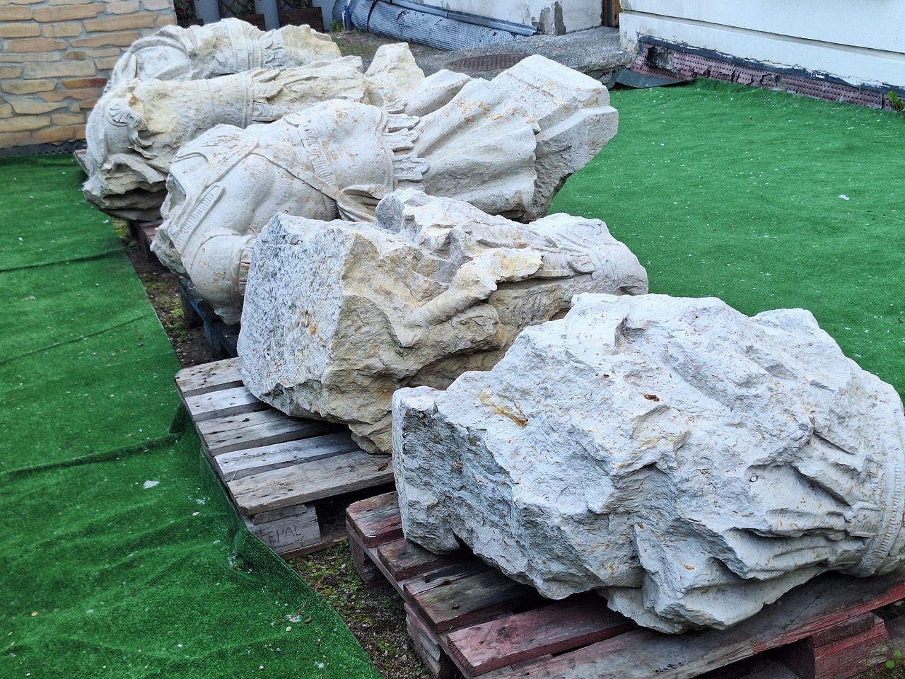 Koszalin: Fragmenty pomnika króla pokażą podczas Dni Miasta
