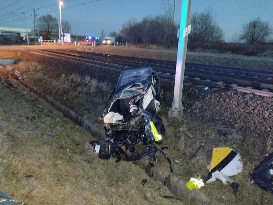 Tragiczny wypadek w Legnicy. 70-latka wjechała tuż pod pociąg