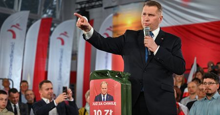 Pokazał kanister z Tuskiem. "On normalnie nie stoi"