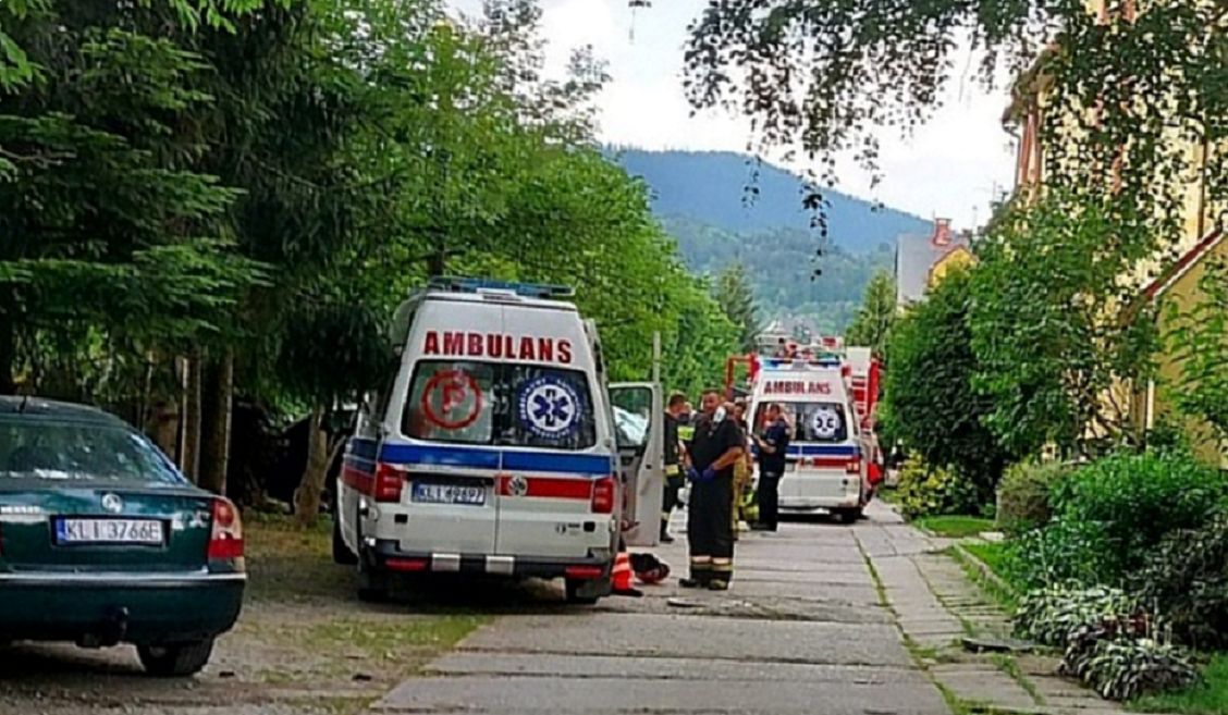 Mszana Dolna. W mieszkaniu odkryto rozkładające się zwłoki 88-latka i kobietę w agonalnym stanie