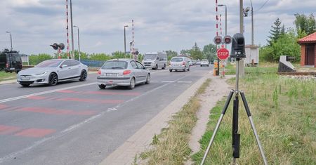 Uszkodzone rogatki na przejeździe kolejowym. Ustawili znak „STOP”, posypią się mandaty