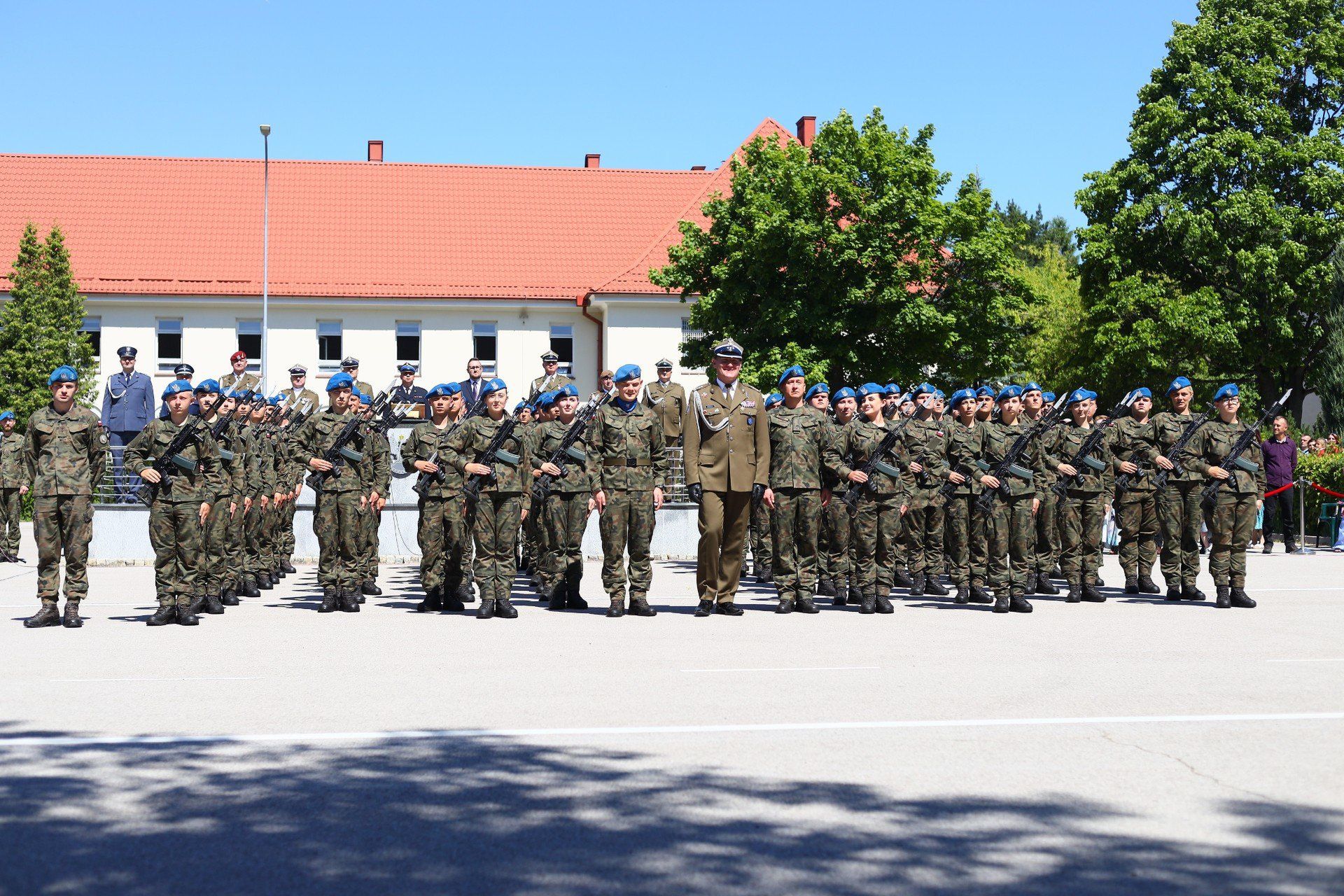 Pułkownik Krzysztof Orzech wraz z nowymi żołnierzami
