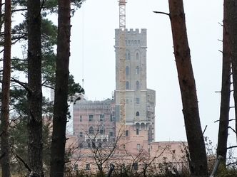 Zamek w Stobnicy. Awantury nie szkodzą budowie, mieszkańcy "nie mogą się doczekać" jej końca