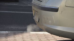 Tusk podpisał list. Chodzi o zakaz sprzedaży aut spalinowych