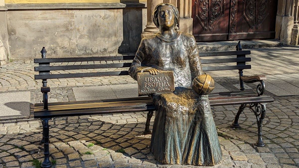 Współczesny pomnik Marii Cunitii na rynku w Świdnicy.