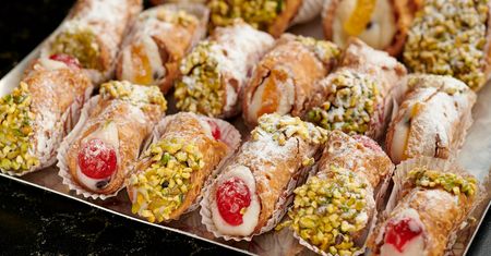 Cannoli – przepis na sycylijskie rurki z kremem