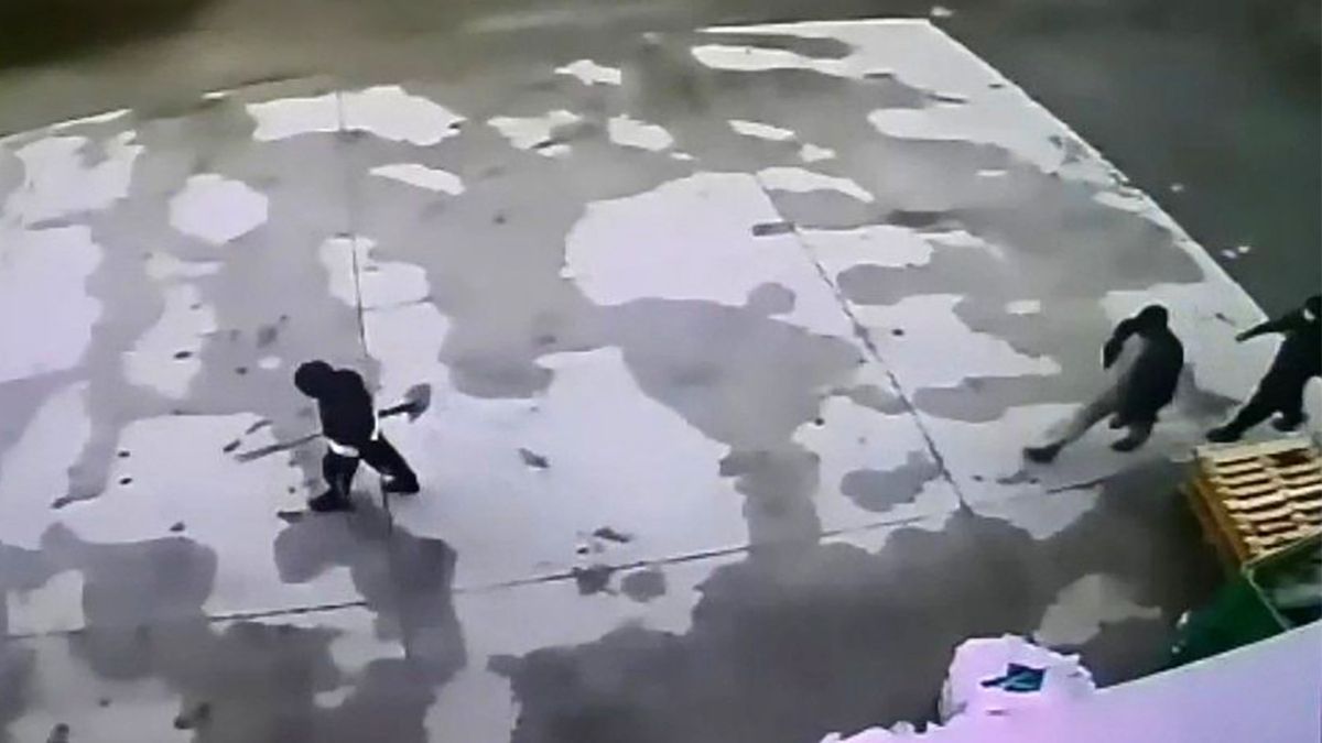 Na monitoringu widać trzech podejrzanych z łopatami