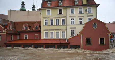 Ulice Kłodzka znikają pod wodą. "Ten deszcz jest specyficzny"