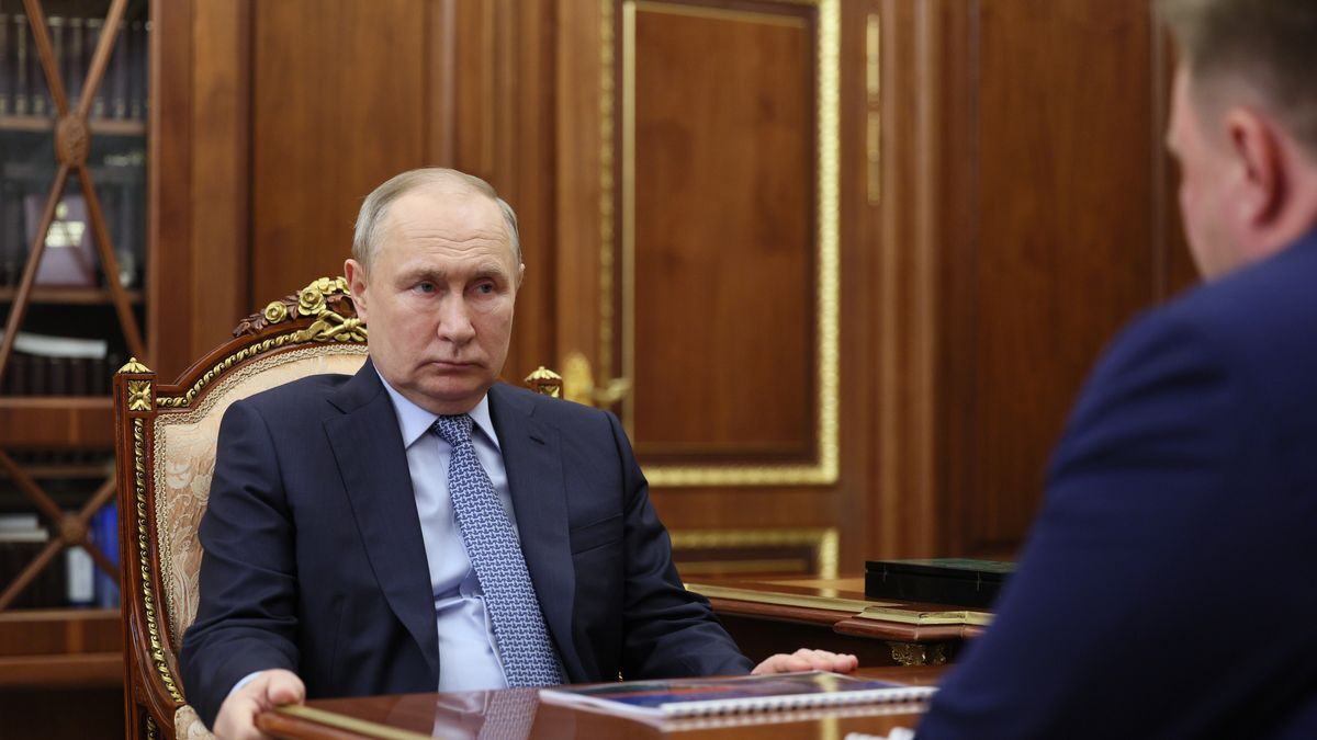 Russian President Vladimir Putin (L) meets with RusHydro Director General Viktor Khmarin at the Kremlin in Moscow, Russia, 22 July 2024. EPA/VYACHESLAV PROKOFIEV / SPUTNIK / KREMLIN POOL MANDATORY CREDIT Dostawca: PAP/EPA.