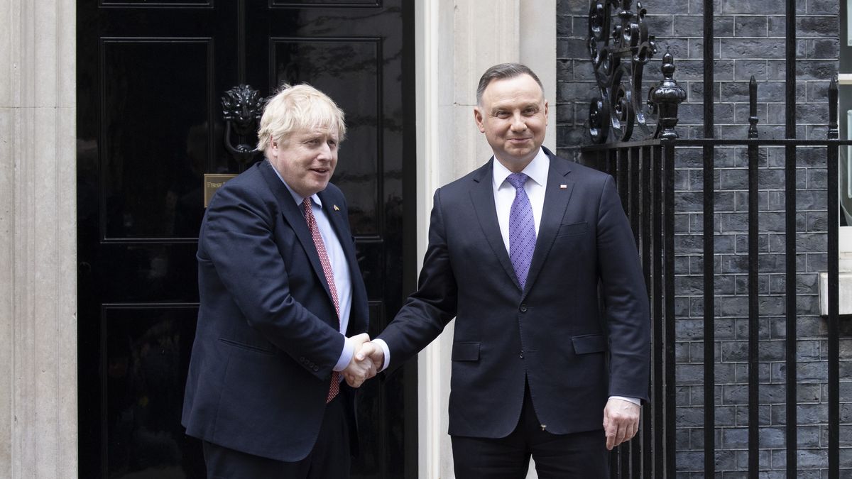 Na zdjęciu Boris Johnson i Andrzej Duda przed siedzibą brytyjskiego premiera na Downing Street. Politycy podają sobie rękę i pozują do zdjęcia