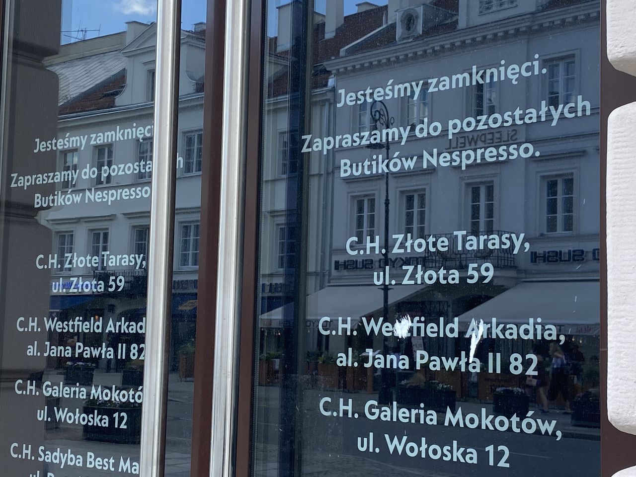 Warszawa. To zdjęcia z półgodzinnej przechadzki po Nowym Świecie. Takich fotografii można zrobić jeszcze więcej. Lokali czekających na najemców jest mnóstwo