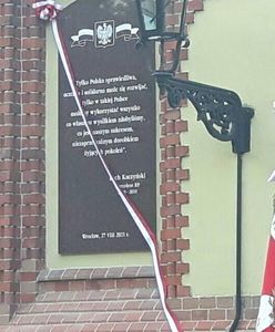 Wrocław. Zniszczono tablicę poświęconą Lechowi Kaczyńskiemu. Policja szuka sprawcy