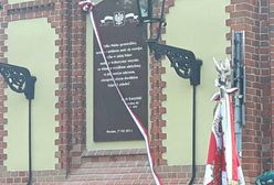 Wrocław. Zniszczono tablicę poświęconą Lechowi Kaczyńskiemu. Policja szuka sprawcy