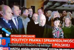 Wpadka TVP. Na ekranie Jarosław Kaczyński, a poniżej napis "Sukinsyn! Niech cię szlag"