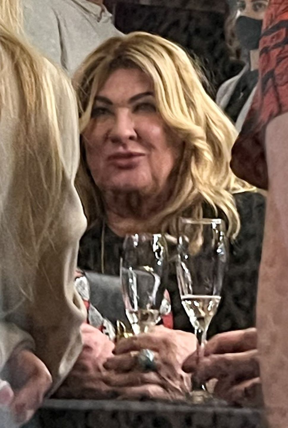 Beata Kozidrak popija szampana w teatrze