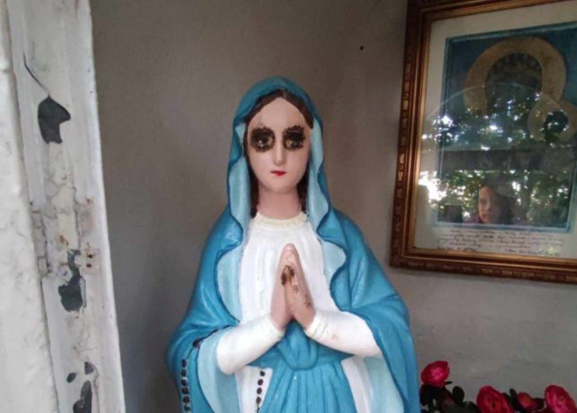 Zniszczona figura Matki Bożej z kaplicy w Żuklinie