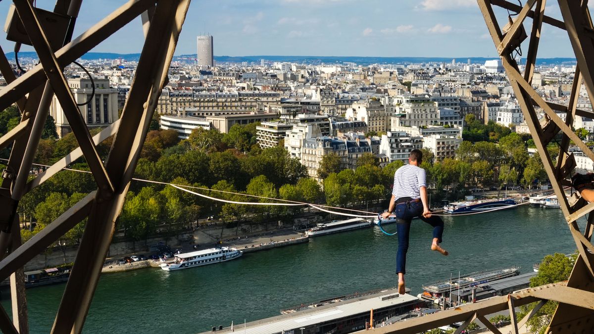 Nathan Paulin przeszedł po taśmie z wieży Eiffla do teatru Chaillot