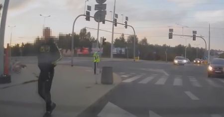 Piękne! Agresywny pieszy szybko zrobił odwrót. Trafił na kozaka