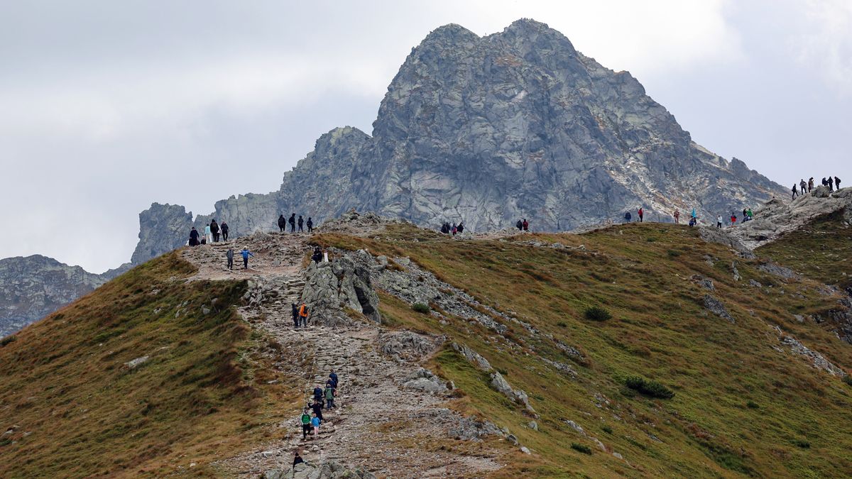 W Tatrach spory ruch. Turyści korzystają z pogody
