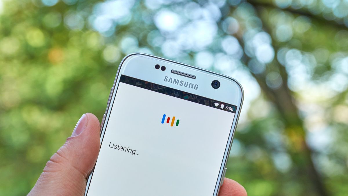 Asystent Google na ekranie Galaxy S7 z depositphotos