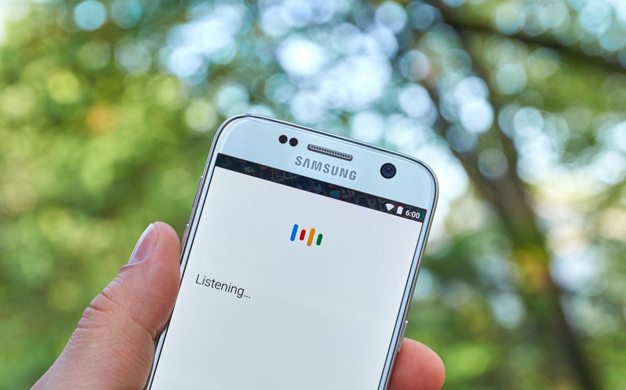 Asystent Google na ekranie Galaxy S7 z depositphotos