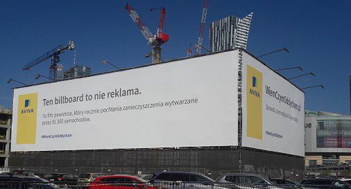 Aviva postawiła w centrum Warszawy billboard oczyszczający powietrze