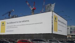 Aviva postawiła w centrum Warszawy billboard oczyszczający powietrze