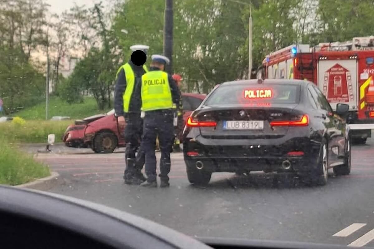 Zderzenie dwóch aut na skrzyżowaniu Diamentowa x Wrotkowska