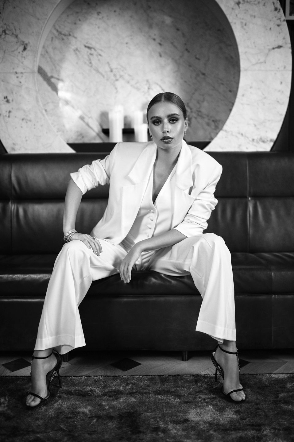 Oliwia Bieniuk na zdjęciach inspirowanych stylistyką Helmuta Newtona