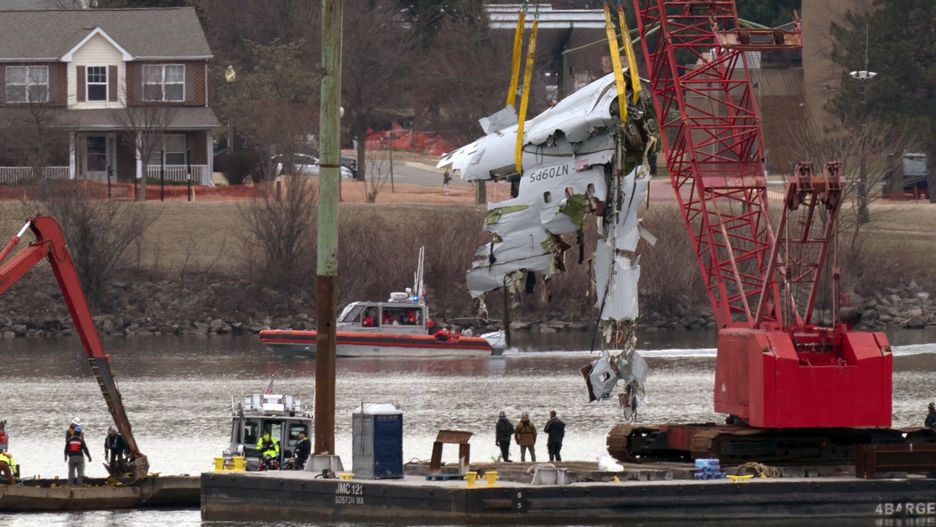 Wydobycie szcz?tk�w samolotu z dna Potomaku
Rescue and salvage crews with cranes pull up the wreckage of an American Airlines jet in the Potomac River from Ronald Reagan Washington National Airport, Monday, Feb. 3, 2025, in Arlington, Va. (AP Photo/Jose Luis Magana)
Jose Luis Magana
