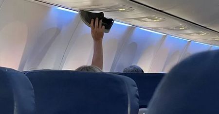 Pasażer nie miał skrupułów. Tak wykorzystał nawiew w samolocie
