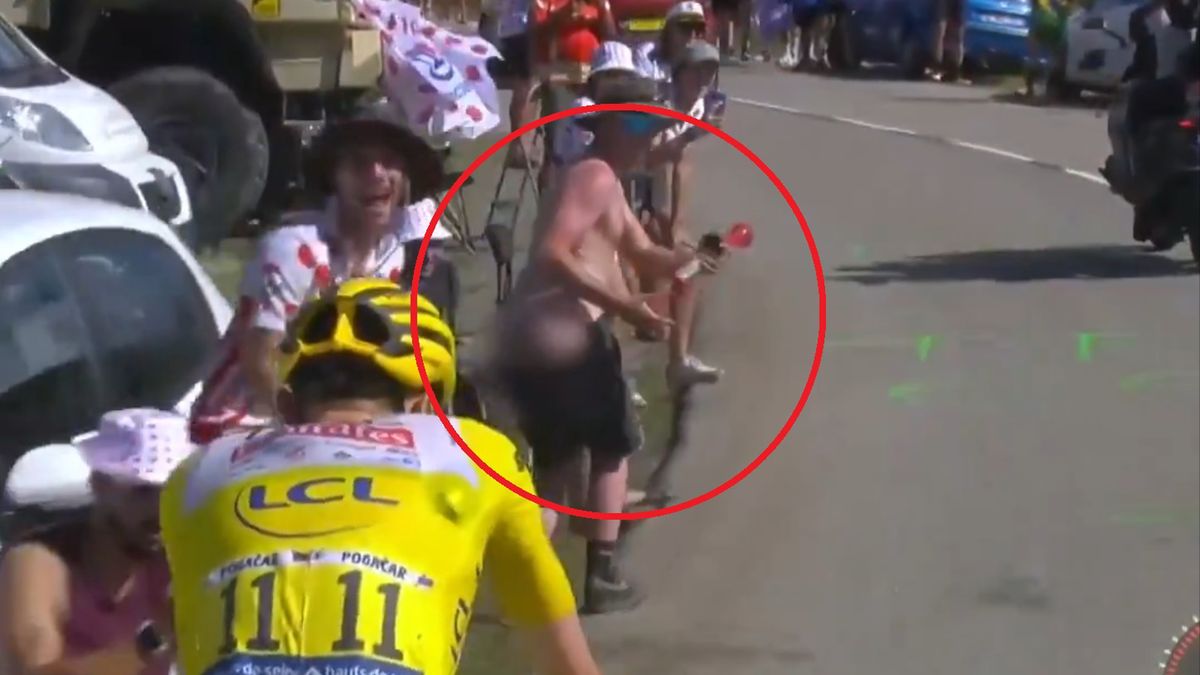 Jeden z kibiców podczas Tour de France postanowił zdjąć spodenki.