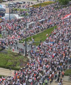 Podali frekwencję w marszach. Morze ludzi na ulicach Warszawy