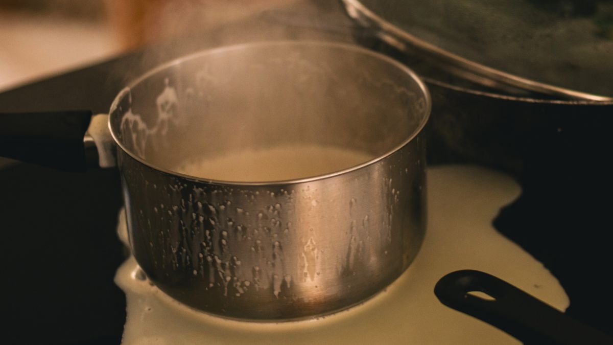 Mleko podczas podgrzewania może wykipieć lub przywrzeć do garnka