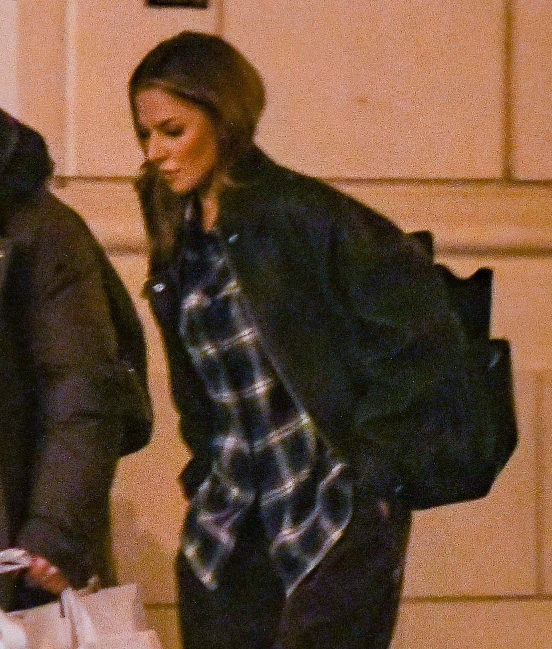 Anna Lewandowska załatwia sprawunki w towarzystwie brata