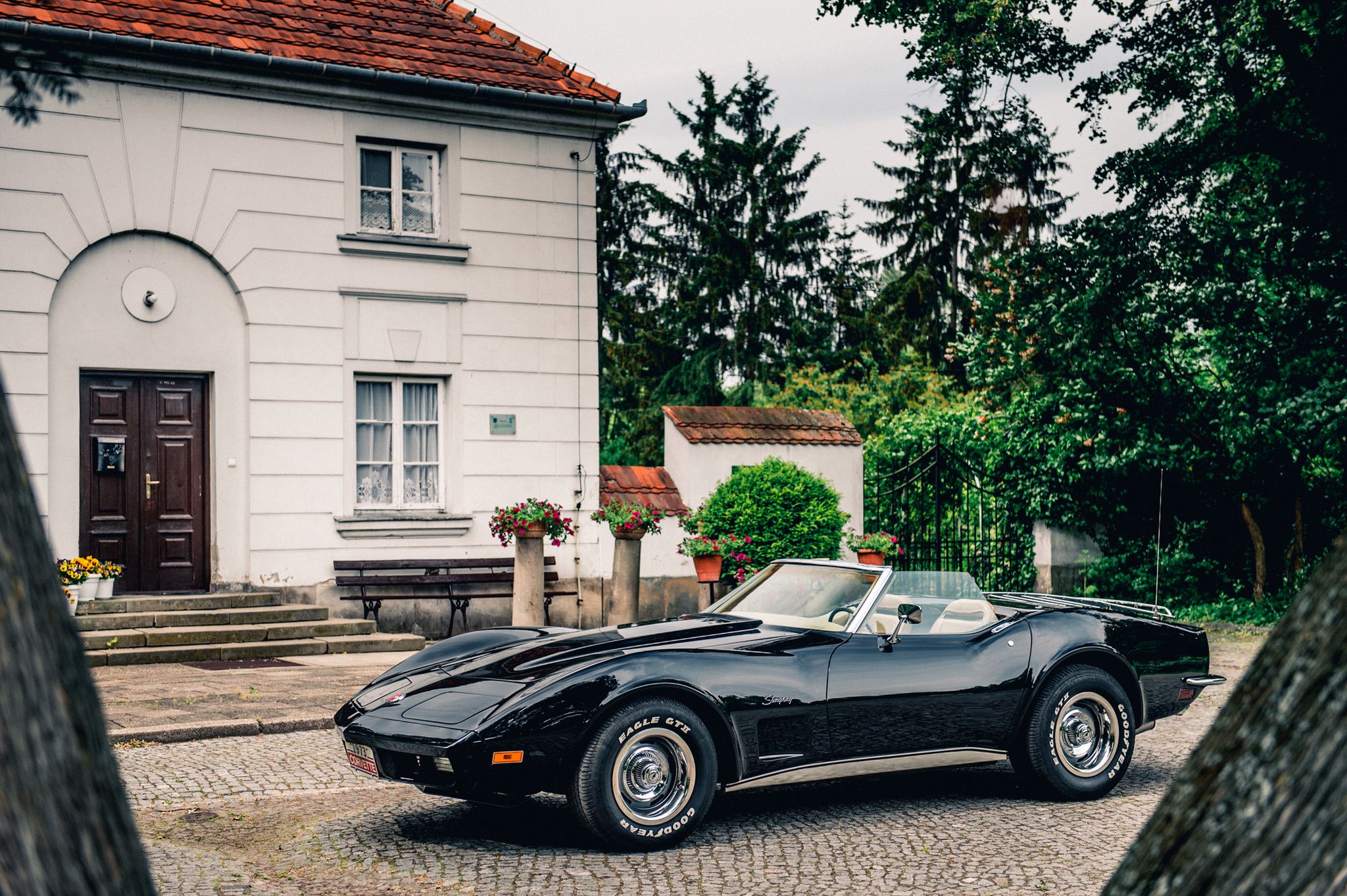 Schowaj przednie reflektory i Corvette zaczyna przypominać Batmobil.