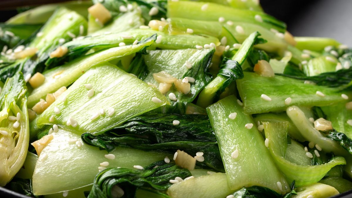 Do kapusty pak choi świetnie pasują ziarenka sezamu