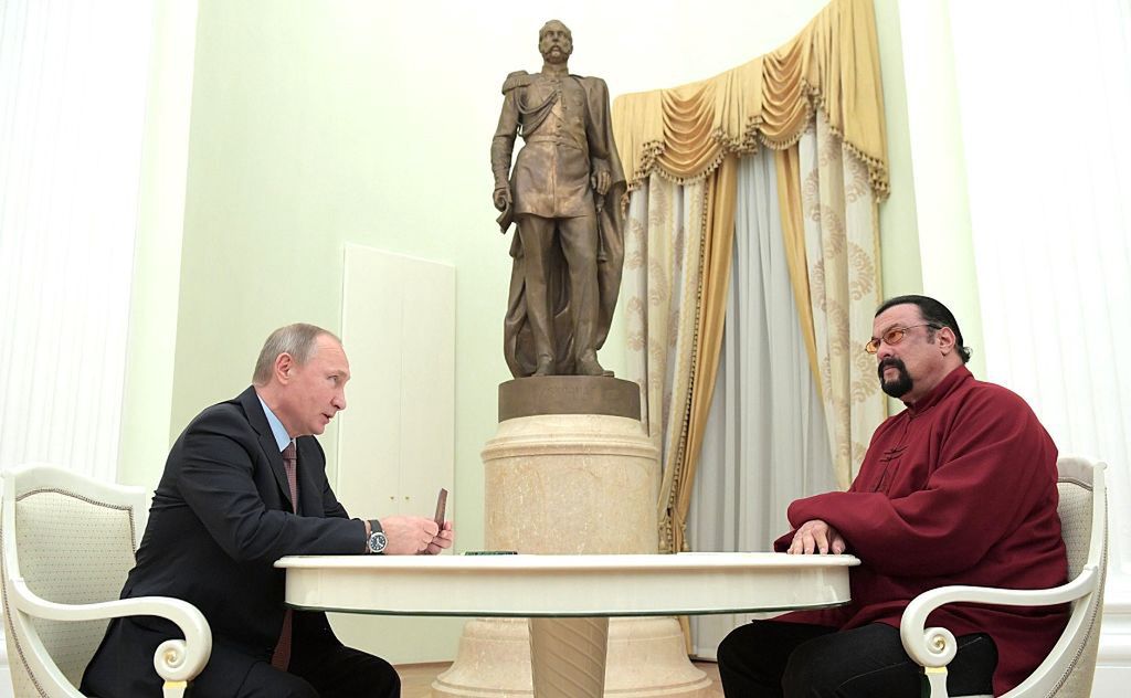 
Władimir Putin i Steven Seagal na Kremlu. Photo by Russian Presidential Press and Information Office/Anadolu Agency/Getty Images