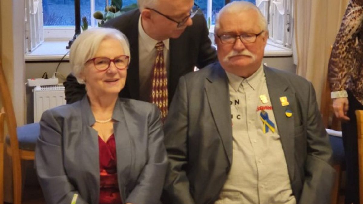 Lech Wałęsa z żoną Danutą. Kobieta skończyła 74 lata. 