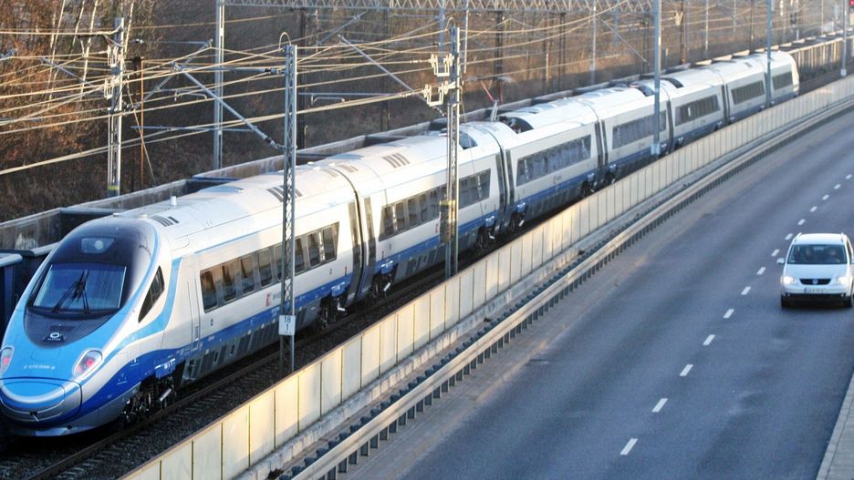 Premier Donald Tusk ogłosił wprowadzenie najwyższego jak do tej pory stopnia alarmowego na polskich kolejach. Czy zwiększone środki bezpieczeństwa wpłyną na podróżowanie pociągami po Polsce?