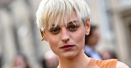 Emma Corrin otwiera się na temat swojej tożsamości płciowej: "Istnieję gdzieś pośrodku"
