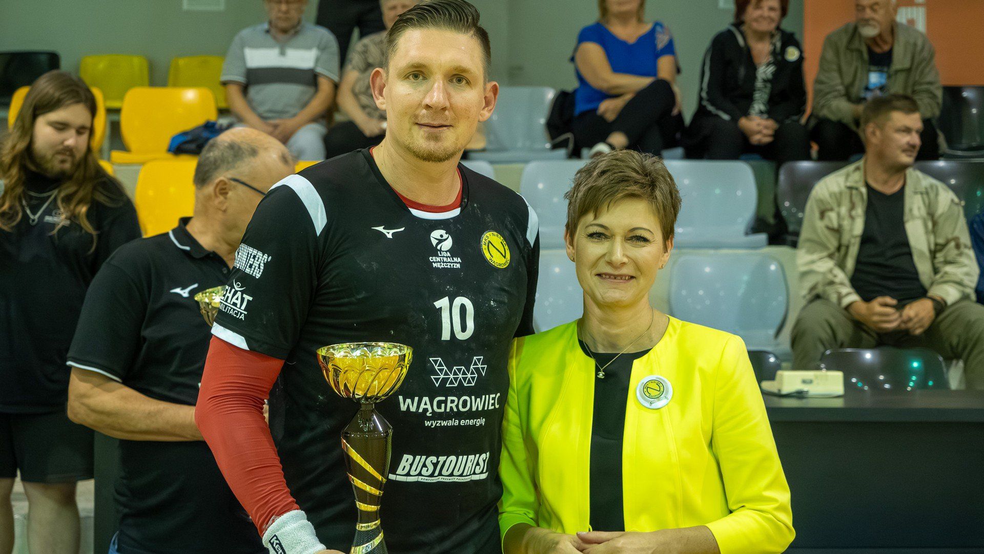 Łukasz Gierak z pucharem za drugie miejsce, który wręczyła wiceburmistrz Justyna Michalska.